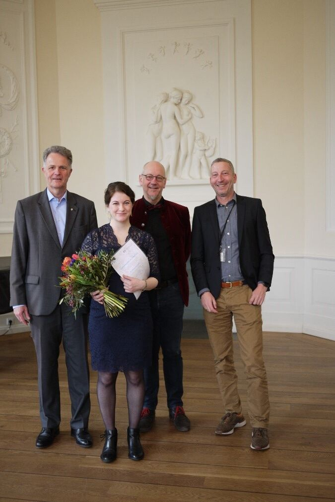 Verleihung des Promotionspreises 2022. v.l.n.r.: Jan Peter Schröder (Landrat des Kreises Segeberg), Preisträgerin Dr. Lindsay Sonnenkalb, Prof. Ulrich Schaible (Zentrumsdirektor FZB), Prof. Stefan Niemann (Programmdirektor Infektionen am FZB)
